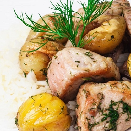 Salteado de carne de porco com castanhas e funcho