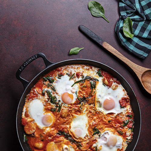 Ovos picantes na frigideira com batatas