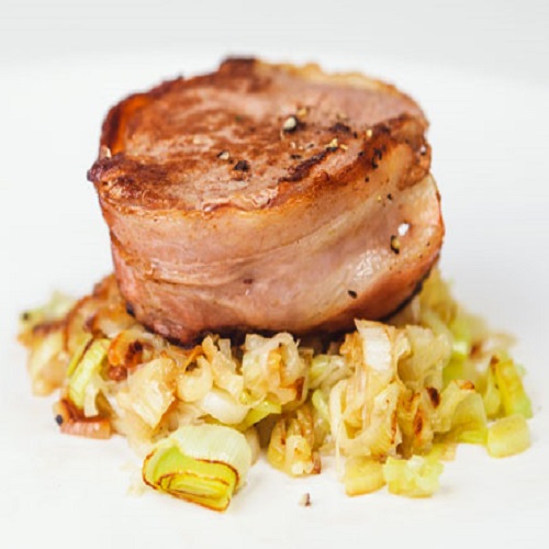 Novilho lardeado com bacon